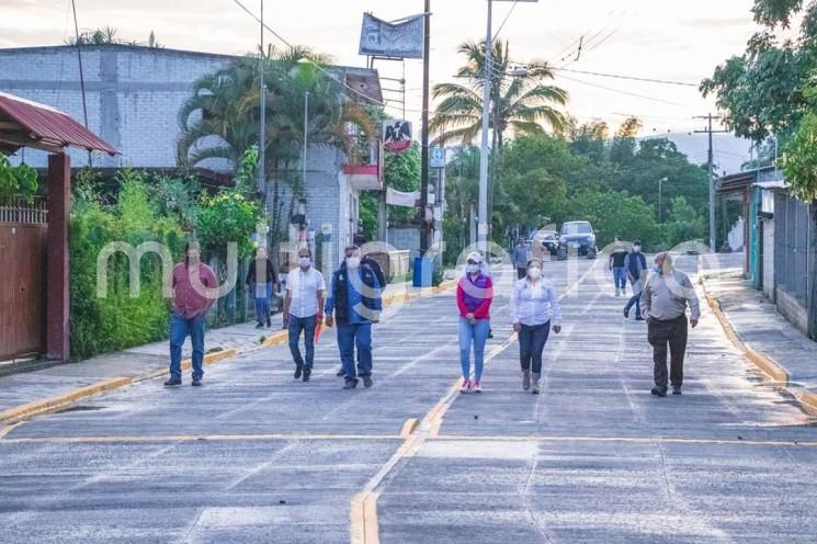 El H. Ayuntamiento de Teocelo que Preside el Alcalde Mario Antonio Chama Díaz, continúa con el desarrollo de infraestructura y obra pública  en beneficio de las población Teocelana, tal es el caso de la Comunidad de Llano Grande, en la cual se lleva a cabo la rehabilitación con concreto hidráulico  de la Calle Emiliano Zapata.  