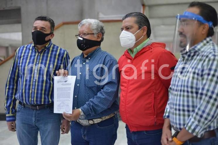 El diputado local acompañó al Presidente del Comité Directivo Estatal del PAN en Veracruz, Joaquín Guzmán Avilés, quien junto a los Presidentes Estatales del PRI y del PRD, acudieron al Congreso local a solicitar por escrito copia de las actas que han estado remitiendo los ayuntamientos veracruzanos para informar sobre su postura respecto a la reforma constitucional. 