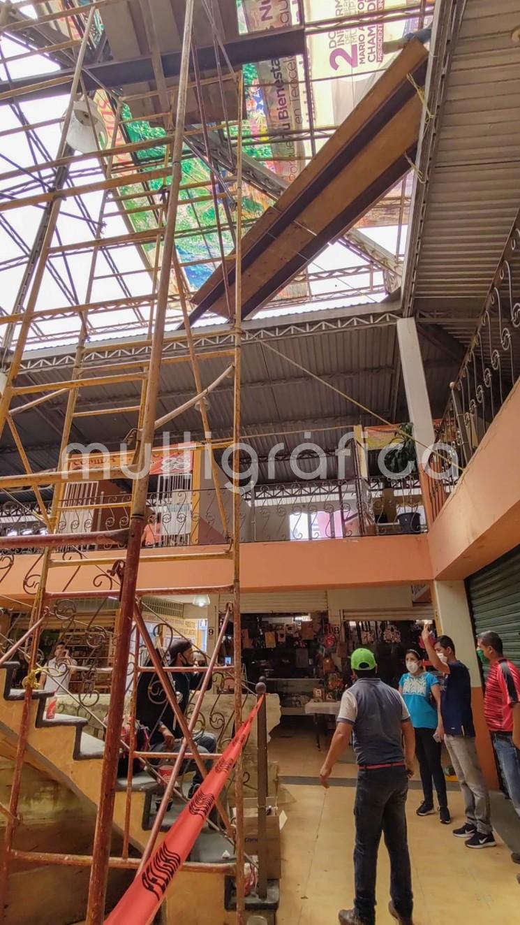 En Teocelo iniciaron los trabajos de rehabilitación de techado en el Mercado Municipal Enrique L. Soto; la Síndica, Zayra del Carmen Martínez Andrade y el Director de Obras Alberto Lucas Marín hicieron la entrega de material y equipo a trabajadores de Obras Públicas y  Servicios Generales en presencia del comité de locatarios del Mercado Municipal.