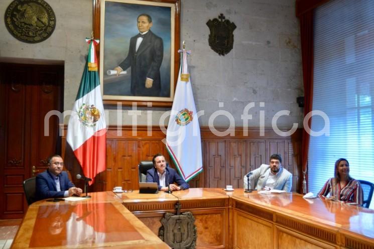 El gobernador Cuitláhuac García Jiménez presentó el Programa Emergente de Oferta Educativa (PEOE) 2020, el cual sitúa a Veracruz como el único estado del país con una plataforma digital que pone al alcance de los aspirantes al bachillerato, alguna licenciatura o posgrado, la oferta educativa de 2 mil 026 planteles estatales y federales. 