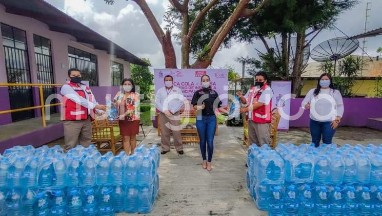 El Sistema Municipal DIF Teocelo, que preside Mara Chama Villa, recibió a  Directivos y personal de la empresa Coca Cola - Femsa México, quienes otorgaron  una importante donación  de paquetes  con envases de 5 litros de agua, que serán empleados en el Comedor Comunitario y distribución a personas que lo necesiten. 