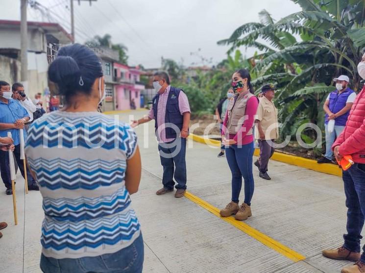 El Alcalde Mario Antonio Chama Díaz; la Presidenta del Sistema Municipal DIF, Mara Chama Villa; la Secretaria del Ayuntamiento Trinidad Martínez Larios y el Director de Obras del Ayuntamiento, Alberto Lucas Marín, acompañados por el comité de obra y vecinos, llevaron a cabo la inauguración de la calle Prolongación de Vicente Guerrero, al sur de la Cabecera Municipal. 