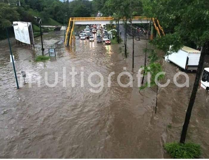 Debido al fuerte aguacero que empezó a caer cerca de las 5 de la tarde de este día miércoles en la ciudad de Xalapa, muchas han sido las afectaciones en calles y avenidas, así también en casas particulares.