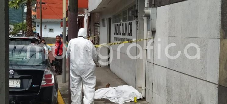 La mañana de este jueves, un octogenario falleció en la vía pública,en la ciudad de Orizaba, cuando familiares lo trasladaban hacia el hospital Escudero, por un problema respiratorio, además de que padecía de insuficiencia renal crónica, pero le negaron el servicio y al salir del lugar se desplomó. 