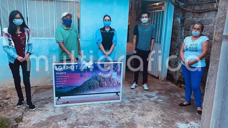 La Presidenta del  DIF Municipal Teocelo, Mara Chama Villa, con la presencia del Alcalde Mario Chama y la Síndica Municipal Zayra del Carmen Martínez, entregaron una Smart TV LG 50 4K, como premio del concurso <em>Fotografía familiar a través del tiempo</em>, realizado para festejar a los papás. 