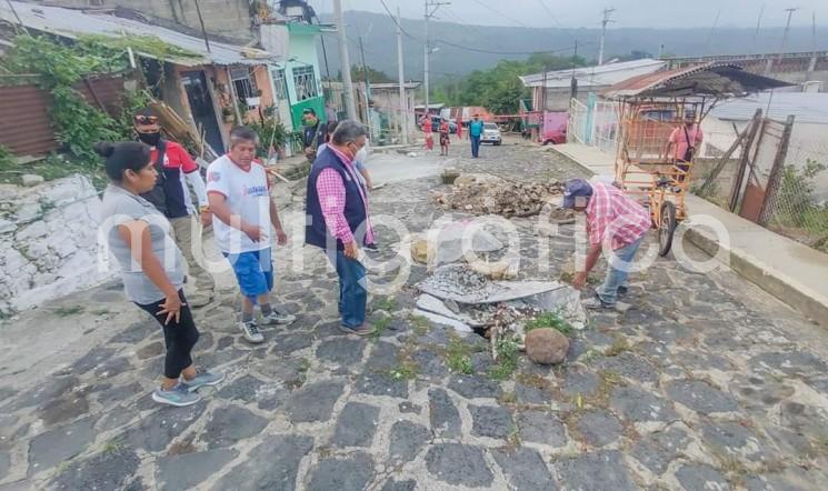 Durante el recorrido se reunió con vecinos de la calle Guillermo Prieto de la misma colonia, a quienes dio la noticia de que en un corto plazo estarán iniciando los trabajos para rehabilitar la zona  de la calle que se ve afectada por socavones generados por la antigüedad de los tubos de drenaje y las filtraciones de agua.