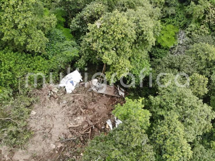 Trágico accidente al caer un tráiler cargado de huevo, a un barranco de 100 metros sobre la carretera federal Atzalan – Tlapacoyan a la altura del kilómetro 2.5 conocido como La Chapopotera. El conductor falleció en el percance. 