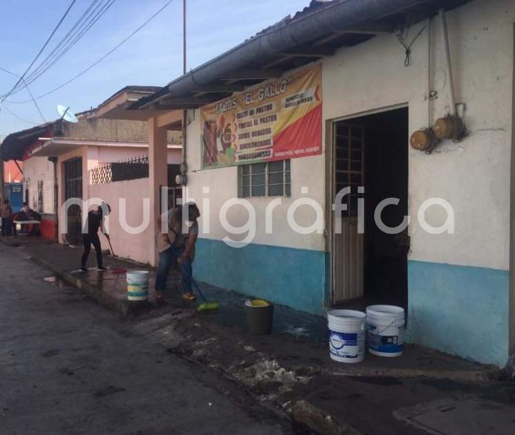 En Tlapacoyan, vecinos empiezan a creer en el COVID-19, tras defunciones del fin de semana en la zona centro de esa ciudad, aunque dicen, las mismas no aparecen en las cifras oficiales. Por ello se dieron a la tarea de limpiar calle puertas y ventanas. Ojalá se queden en casa. 

