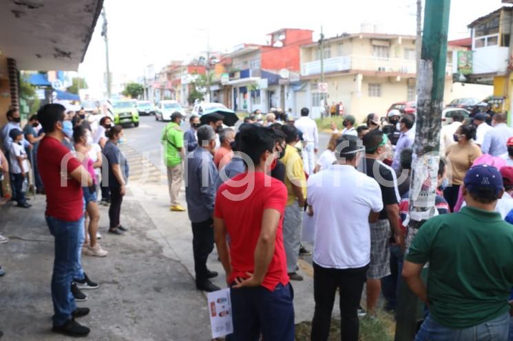 Un grupo de personas que se dicen ser comerciantes del mercado Jáuregui y de locales de diferentes giros del primer y segundo cuadro de esta ciudad de Xalapa, retiraron los filtros que  había instalado personal de Tránsito del Estado y Transporte Vial, pues dicen que recién reabrieron sus negocios y ahora el gobierno le bloquea el acceso a sus clientes. 