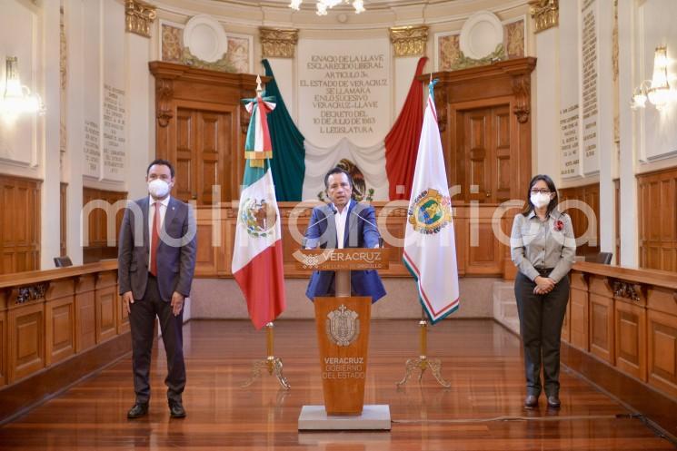 El gobernador Cuitláhuac García Jiménez anunció, junto a la contralora Mercedes Santoyo Domínguez, que instruyó al titular de la Secretaría de Finanzas y Planeación (SEFIPLAN), José Luis Lima Franco, cubrir  una vez más un adeudo de los heredados de los Ejercicios Fiscales 2014, 2015 y 2016, que mantiene la Contraloría General del Estado (CGE) ante el Servicio de Administración Tributaria (SAT), por 98 millones 174 mil 519 pesos debido a retenciones del ISR por sueldos y salariosen hacer frente a este compromiso lo más pronto posible, como parte del saneamiento de las finanzas veracruzanas y la voluntad política.