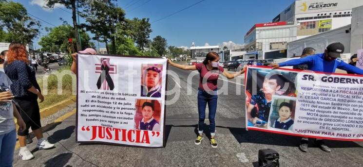 Familiares y vecinos de Pablo Mota y Gregorio Lorenzo que fueron atropellados el pasado domingo 12 de julio, bloquearon los carriles de la carretera Veracruz-México a la altura de Las Trancas, frente a la plaza Xanat, pidiendo justicia, pues aseguran que el responsable fue dejado en libertad. 