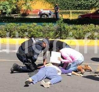 Una mujer de aproximadamente 35 años se arrojó este jueves del puente de Avenida Circuito Presidentes sobre Rébsamen, en esta capital Veracruzana. Su estado se reporta como grave.