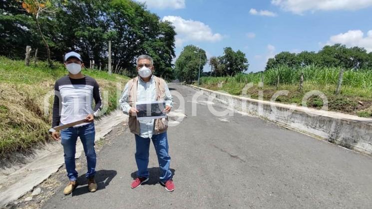 El Alcalde de Teocelo, Mario Antonio Chama Díaz, y el Director de Obra Públicas del Ayuntamiento, Alberto Lucas Marín, recorrieron  la Calle Principal de la Comunidad de Texín, donde ya se hace la planeación para continuar con la segunda etapa de rehabilitación con concreto hidráulico y drenaje sanitario.