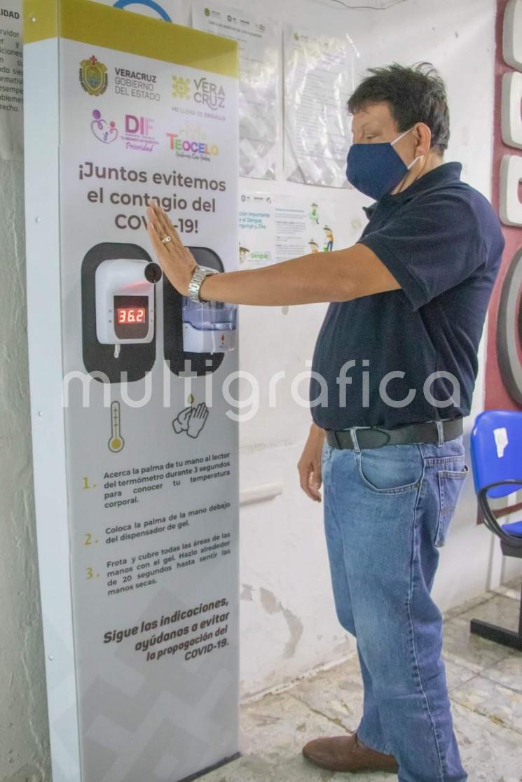 Ni el termómetro ni el dispensador de gel, requieren contacto físico para funcionar.  