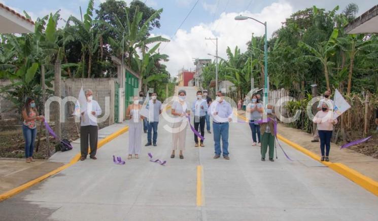 Cumpliendo su palabra, el Alcalde de Teocelo, Ver.,  Mario Antonio Chama Díaz y la Síndica Municipal Zayra del Carmen Martínez Andrade,  entregaron la construcción de 1,100 metros cuadrados de pavimento de concreto hidráulico en la calle Privada de Teresita Sánchez en la colonia Benito Juárez, de ese municipio. 