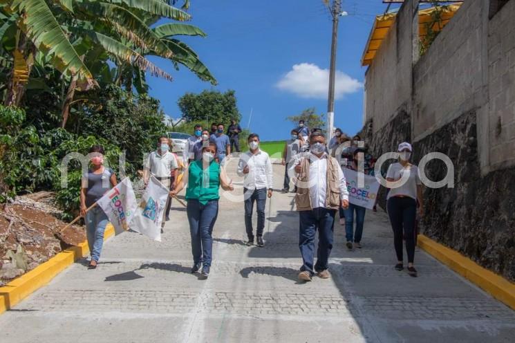 En el municipio de Teocelo, Ver., se llevó a cabo la inauguración de la obra <em>Construcción de pavimento de concreto hidráhulico en calle Privada de José María Morelos</em> en la Localidad de Baxtla.