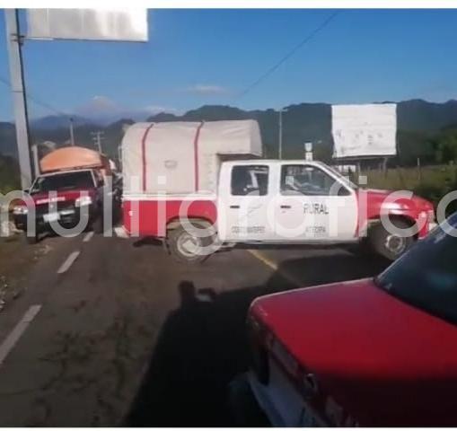 Taxistas de los municipios de Coscomatepec, Ixhuatlán del Café, Tomatlán, y Calcahualco, desde las ocho de la mañana de este jueves, bloquearon la carretera federal de Córdoba-Xalapa a la altura de la gasolinera de la entrada al municipio de Huatusco en demanda de la  destitución del delegado de Transporte.