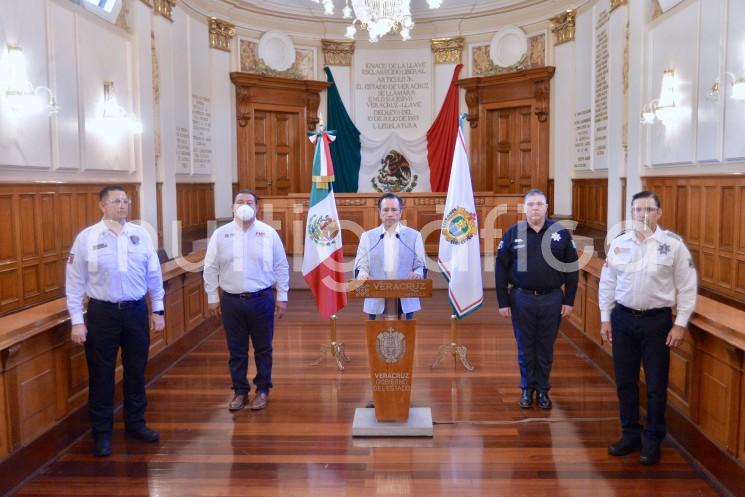 Acompañado del secretario de Seguridad Pública (SSP), Hugo Gutiérrez Maldonado y del procurador de Medio Ambiente (PMA), Sergio Rodríguez Cortés, el Gobernador Cuitláhuac García Jiménez dio un informe pormenorizado sobre las actividades realizadas para la mitigación de contagios en todo el estado. 