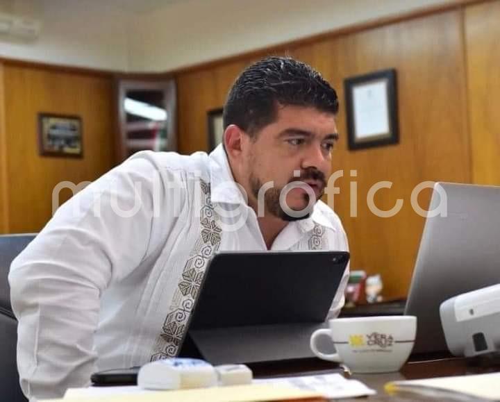 A través de redes sociales, el Secretario de Educación en el estado, Zenyazen Escobar, informó que dio positivo a la prueba de Covid-19, y por indicaciones médicas, permanecerá trabajando a distancia.