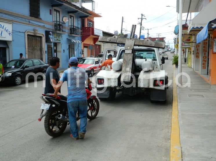 En Tlapacoyan,motociclistas tratan de evadir puestos de revisión amenazando a los uniformados.
