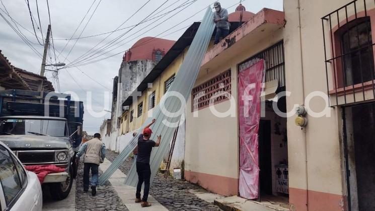 Como parte de los trabajos de rehabilitación de techado en el Mercado Municipal Enrique L. Soto; la Secretaria del Ayuntamiento, Trinidad Martínez Larios en representación del Alcalde Mario Chama Díaz y el Director de Obras Públicas, el Ing. Alberto Lucas Marín, hicieron entrega de láminas y materiales a trabajadores de Obras Públicas y Servicios Generales en  presencia del comité de locatarios del Mercado Municipal.