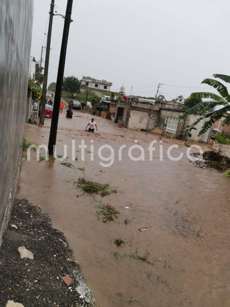  La intensa lluvia que azotó la ciudad de Córdoba y sus alrededores provocó inundaciones en el Hospital General, en diferentes colonias y vialidades provocando la movilización de los cuerpos de rescate.