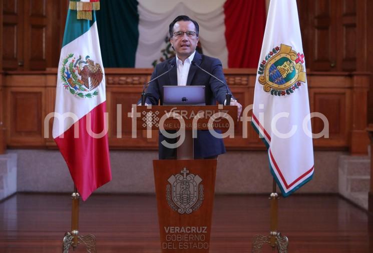 El gobernador Cuitláhuac García Jiménez dirigió un mensaje a los 2 millones 167 mil 971 estudiantes inscritos en 23 mil 920 escuelas, atendidos por 137 mil 424 docentes de educación Básica, Media Superior y Superior en 6 mil 775 localidades de los 212 municipios, que este lunes regresan a clases para el ciclo escolar <em>Veracruz Educando a Distancia 2020-2021</em>.