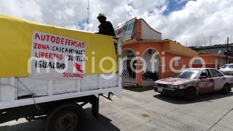 Decenas de pobladores en su mayoría de las localidades de Vaqueria y Jacal del municipio de Calcahualco,  se reunieron en al zona serrana y un grupo de ellos de aproximadamente 50 personas realizó una  marcha hasta el palacio municipal, ahí se presentaron como autodefensas y exigieron se invierta en esta zona  para bajar la  inseguridad.