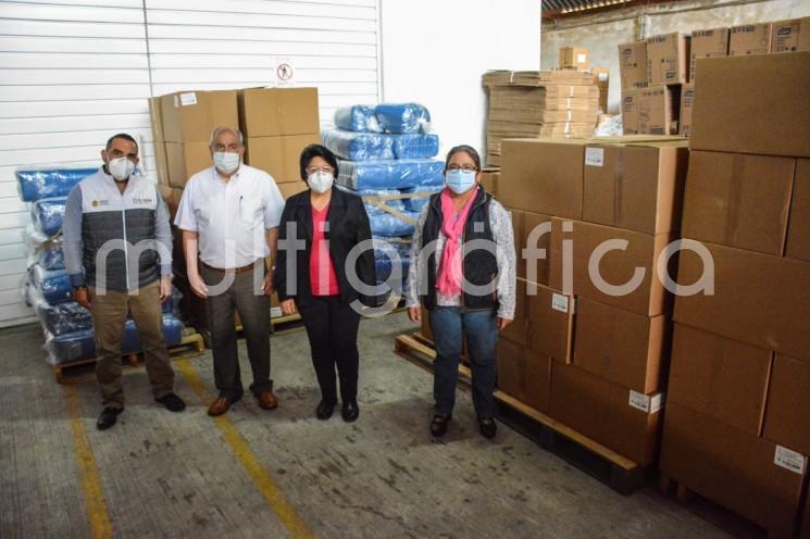 La Secretaría de Salud recibió mil 500 goggles, 18 mil 240 mascarillas KN95, 2 mil 750 batas quirúrgicas y el mismo número de uniformes quirúrgicos de parte del Sindicato Estatal del Personal Académico de la Universidad Veracruzana FESAPAUV,para médicos y enfermeras que atienden a pacientes con el virus SARS-CoV-2.  
