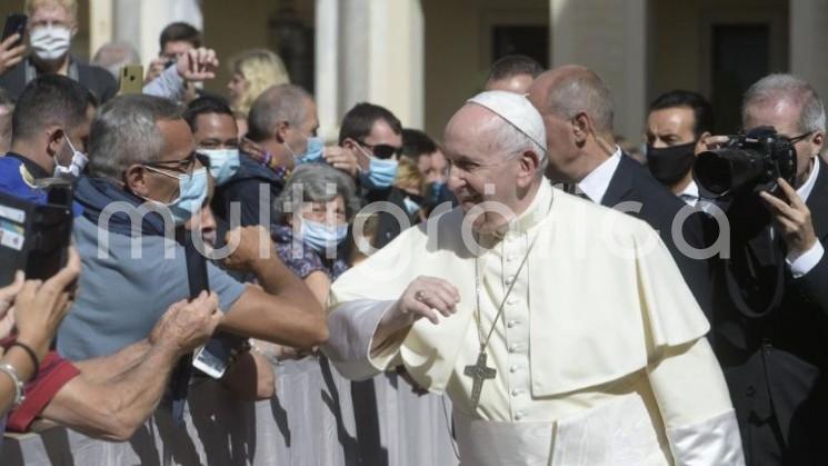 Este miércoles 2 de septiembre, después de casi seis meses, el Pontífice se reunió con varios cientos de fieles en el patio de san Dámaso. El tema central de la catequesis fue la solidaridad, de la que afirmó, es una cuestión de justicia.