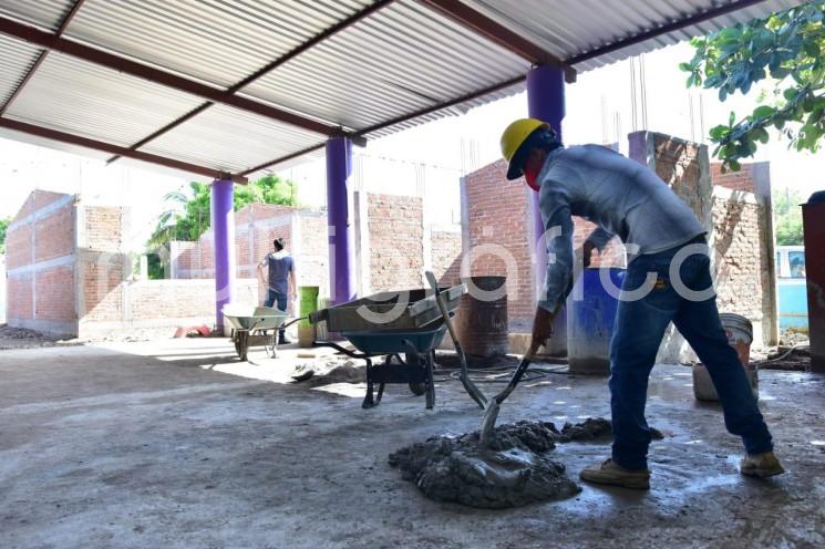 Nueve escuelas de los niveles Básico y Medio Superior, en el municipio de Camarón de Tejeda, serán beneficiadas con mejoras en su infraestructura.