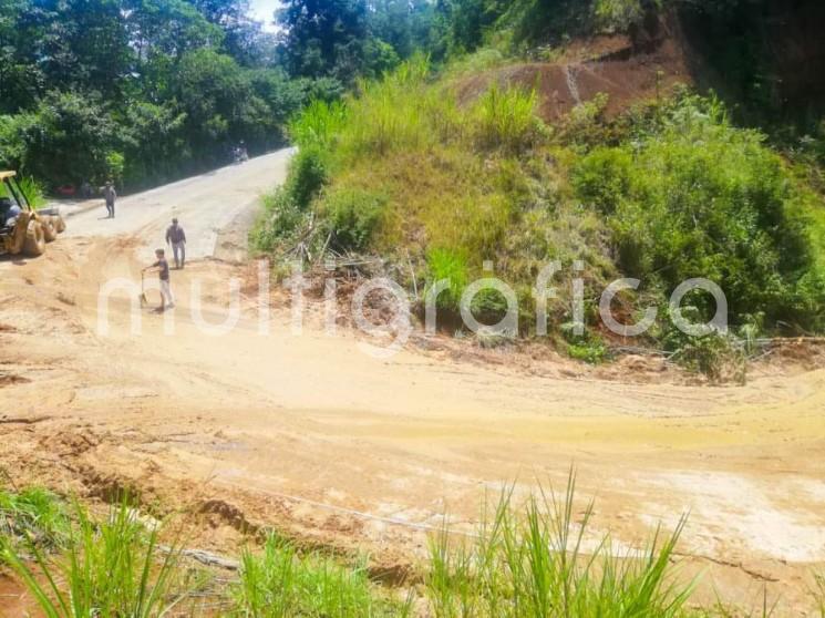 Este jueves se trabajó en la liberación de la Carretera Teocelo - Baxtla por el derrumbe de gran magnitud con el apoyo de Seguridad Pública Municipal de Teocelo, Ver., maquinara pesada y ciudadanos voluntarios