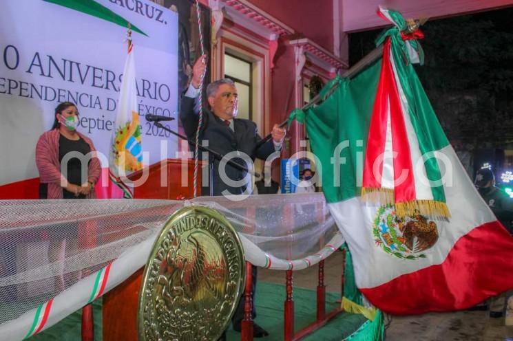 En una ceremonia celebrada sin público por la emergencia sanitaria que se vive, el Presidente Municipal de Teocelo, Mario Antonio Chama Díaz; la Síndica, Zayra del Carmen Martínez Andrade; la Secretaria del Ayuntamiento, Trinidad Martínez Larios y la Presidenta del DIF Municipal, Mara Chama Villa, encabezaron el acto protocolario con motivo del 210 aniversario del inicio de la guerra de Independencia, que se llevó a cabo de manera virtual a través de las redes sociales oficiales del ayuntamiento.  