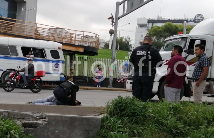 Un hombre de aproximadamente 30 años fue atropellado en la Avenida Lázaro Cárdenas, a la altura del Palacio Judicial, al intentar cruzar la avenida sin usar el puente vehicular. 