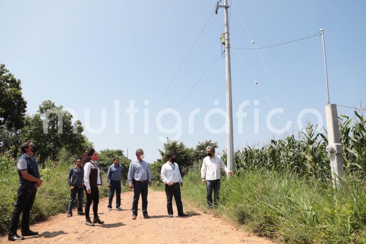  Más de 300 habitantes del municipio de Hueyapan que no tenían servicio de energía eléctrica y por ello alumbraban sus hogares con candiles, además de que padecían las altas temperaturas que predominan en la región, hoy son beneficiados por el programa Infraestructura Social Básica.