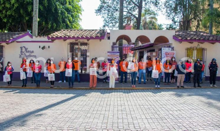 El Instituto Municipal de la Mujer a cargo de la Lic. Arely Loeza Molina; el H. Ayuntamiento de Teocelo representado por la Síndica Municipal, Zayra del Carmen Martínez Andrade, Titular de la Comisión de Equidad y Género, así como la Presidenta del Sistema Municipal DIF Teocelo, Mara Chama Villa, recibieron la visita de  la Secretaría Ejecutiva del Instituto Veracruzano de las Mujeres, Lic. Luz del Carmen Montero Morales y a su equipo de profesionales quienes brindaron atención a la ciudadanía. 