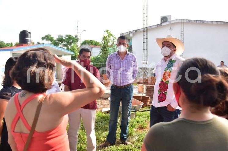 Dentro del programa 2020 de rehabilitación de espacios educativos, que contempla mil acciones en todo el estado, autoridades de la SEV supervisaron la construcción de un aula didáctica y barda perimetral en el preescolar Niños Héroes de la congregación El Barreal, municipio de Córdoba. 