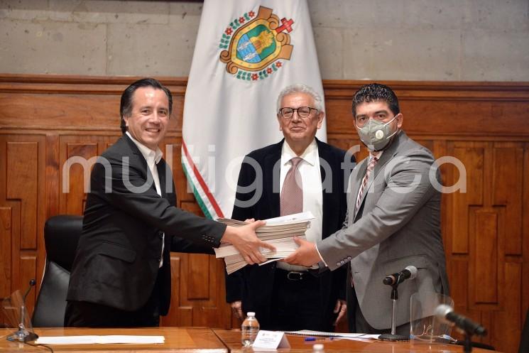 No podemos entender el desarrollo sin la educación, por eso hoy damos un paso más en el camino de llevar justicia social a las comunidades y núcleos agrarios, expresó el gobernador Cuitláhuac García Jiménez al recibir títulos de propiedad en favor de 225 planteles escolares de todo el estado.