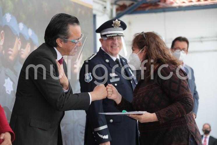 No es en nuestros tiempos nada sencillo dedicarse a la seguridad pública, sabemos de lo complejo que enfrentan nuestros elementos, entendemos el riesgo y que detrás de ellos hay una familia, expresó el gobernador Cuitláhuac García Jiménez durante la entrega de 46 viviendas a familiares de policías caídos en cumplimiento de su deber. 