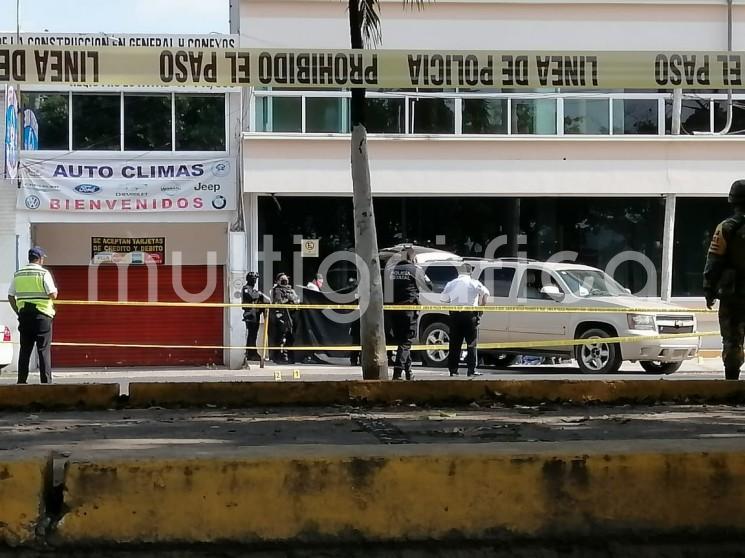 Dos hombres fueron ejecutados mientras otro más resultó herido luego de que fueran atacados a balazos por sujetos a bordo de motos, cuando circulaban en una camioneta  MAZDA de color gris, en las inmediaciones del llamado Puente del Hueleque en pleno centro de la ciudad de Poza Rica. 