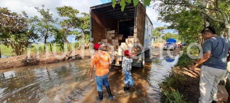 Por las afectaciones en 15 municipios a causa de las fuertes lluvias, el Gobierno de Estado tendió un puente fluvial y aéreo para entregar dos mil 370 despensas y 501 kits de higiene personal en localidades incomunicadas de Agua Dulce, Las Choapas, Cosoleacaque, Minatitlán, Moloacán, Texistepec y Uxpanapa. 