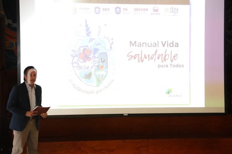 El manual <em>Vida Saludable para Todos</em> es una estrategia integral enfocada en modificar hábitos alimenticios y de higiene, con el propósito de mejorar y fortalecer la salud de la niñez en la etapa escolar, señaló el gobernador Cuitláhuac García Jiménez durante la presentación de este material. 