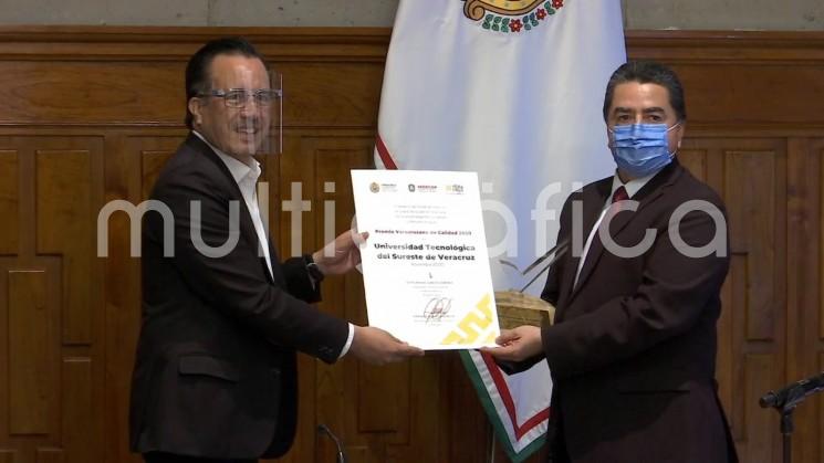 El Gobernador de Veracruz, Cuitláhuac García Jiménez hizo entrega del <em>Premio Veracruzano de Calidad</em> a: Agencia Aduanera de América, Mole Xiqueño, El Pirata de Córdoba, Comisión Federal de Electricidad y la Universidad Tecnológica del Sureste de Veracruz,  al cumplir con los estándares de calidad a nivel internacional.