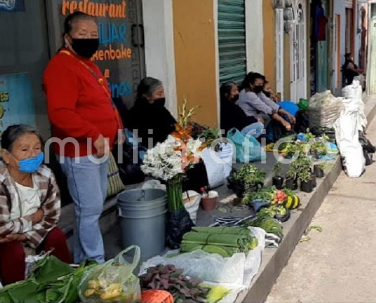 Se complica la  situación de las mujeres que ofertan sus productos del campo frente al mercado de Altotonga, ya que autoridades municipales les han prohibido la instalación en los sitios que tradicionalmente ocupaban.