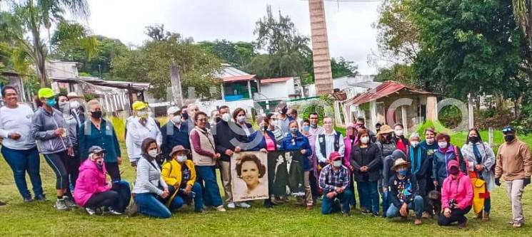 Este sábado el Municipio de Teocelo recibió la visita del Grupo Xalapa Antiguo, para conocer y ampliar la historia del ferrocarril Xalapa-Teocelo, además de recordar a la Internacional Carmela Rey, cuyos orígenes son de Santa Rosa donde vivió hasta su juventud.
