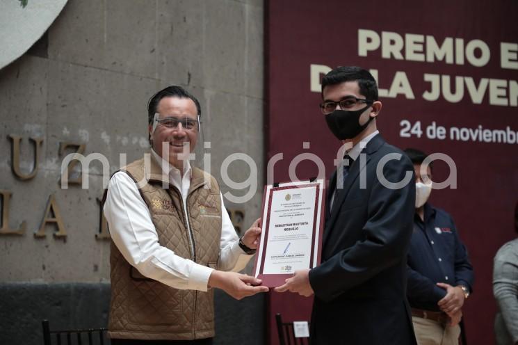 El gobernador Cuitláhuac García Jiménez entregó el Premio Estatal de la Juventud como reconocimiento al esfuerzo de quienes, con su talento, conducta y dedicación, contribuyen al progreso de Veracruz. Se trata de un estímulo económico de 20 mil pesos a 10 ganadores en igual número de categorías.