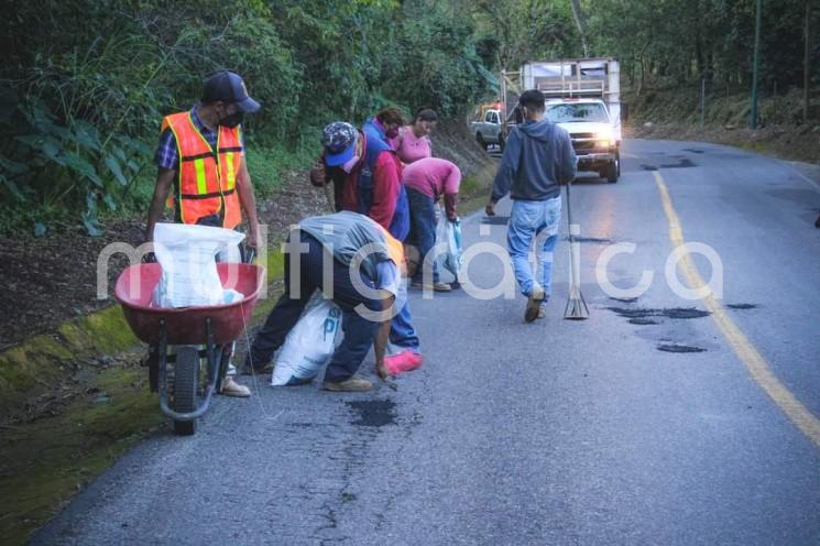 Como parte del plan de mejora y mantenimiento en las calles y carreteras de Teocelo, el gobierno municipal que encabeza el Alcalde Mario Chama Díaz, a través de las Direcciones de Servicios Generales y Obras Públicas, inicia con el programa de bacheo en el municipio.
