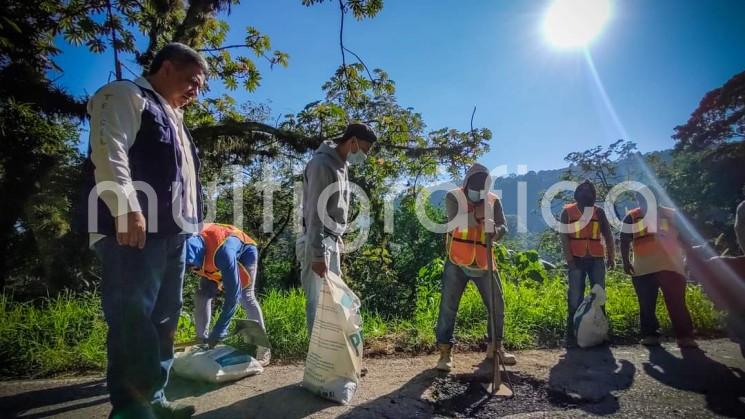 el alcalde Mario Chama Díaz señaló que la población podrá circular con tranquilidad en el tramo carretero de la Barranca Matlacobatl al crucero, y destacó que para la reparación de baches se empleó la mezcla asfáltica en frio, Asphalt Pro, producida con polímeros de alta calidad, que aseguran la durabilidad y evitan el deslizamiento o deterioro del material.