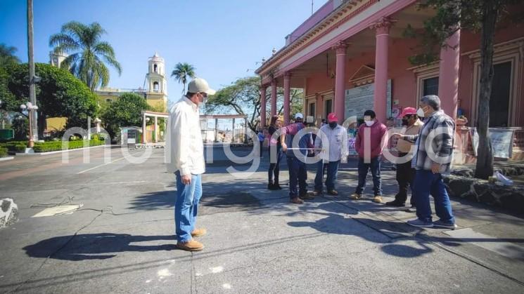 El día de hoy, el alcalde de Teocelo, Mario Chama Díaz, giró instrucciones a titulares y trabajadores de las áreas de Alumbrado Público, Servicios Generales, Parques y Jardines, así como a la Dirección de Turismo y Cultura, para adaptar los espacios en el Parque Revolución donde se instalará la Villa Navideña de Teocelo.