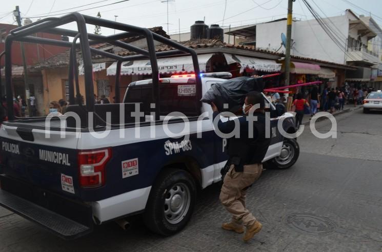 En un operativo coordinado realizado por el personal de Protección Civil (PC), Seguridad Pública Municipal (SPM), Secretaría de la Defensa Nacional (SEDENA) y Guardia Nacional (GN), en el primer cuadro de la ciudad de Tlapacoyan, se retiraron 45 kilos de pirotecnia a comerciantes que no contaban con los permisos requeridos. 